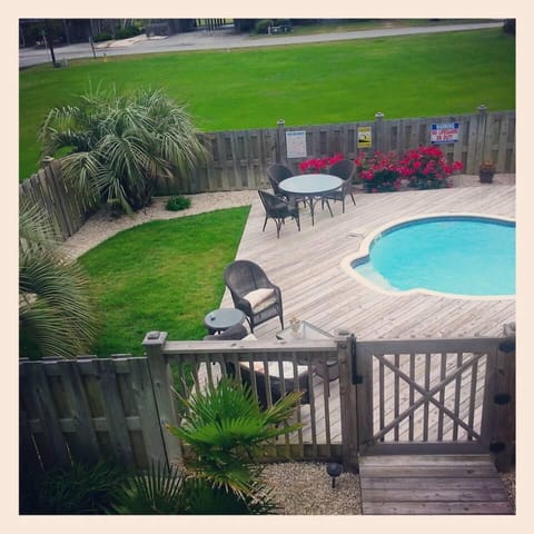 lovely pool with privacy deck! lights up at night!