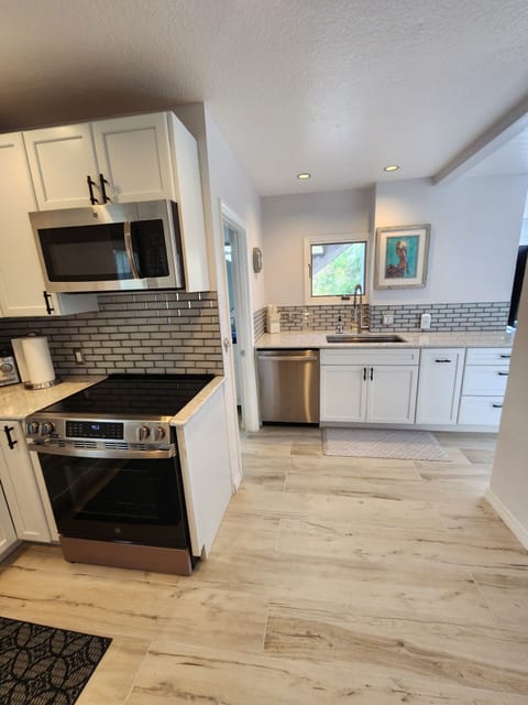 Quartz counters and stainless appliances