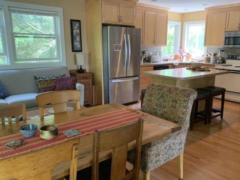 Dining area to kitchen