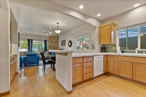 Open and social floor plan w plenty of light