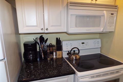 new microwave and stove
New flooring as of 4/16/20 in the entire unit