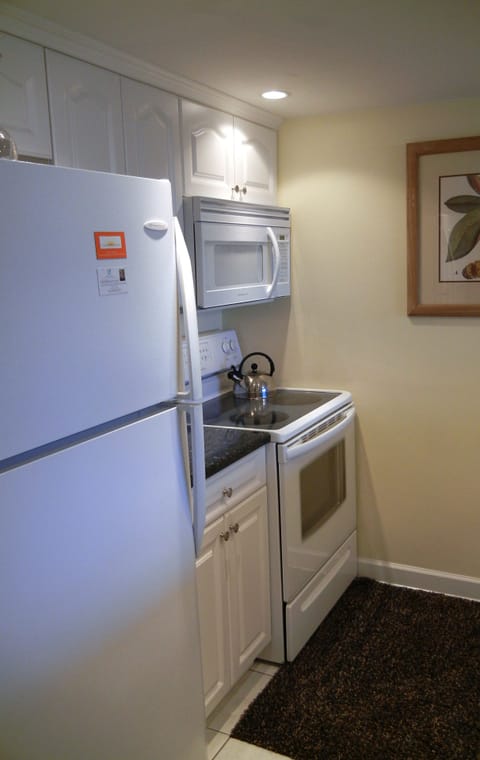 Fully stocked kitchen granite tops new applianges