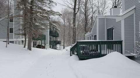 Sachem Trail is behind the building on the left. Roughly 100 steps to trail.