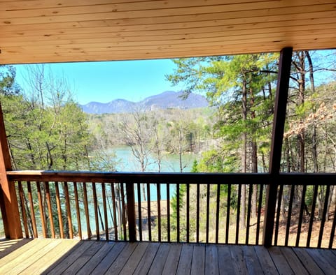 Fully enclosed upper deck with huge Mountain/beach/lake views