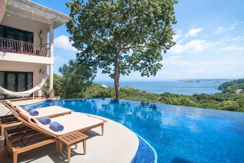 Unbeatable view of the Pacific ocean, Papagayo bay and the island 