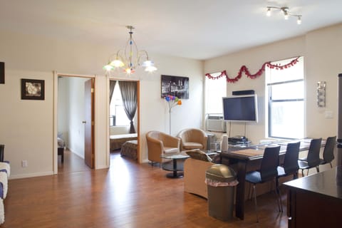 LIVING ROOM AREA