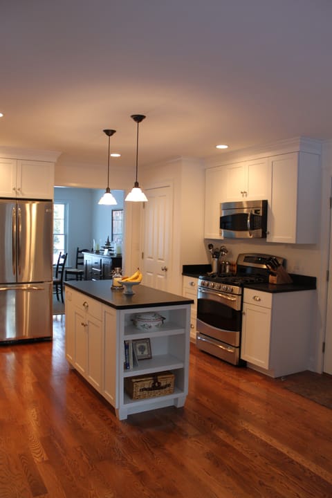Fully equiped country kitchen - granite breakfast bar