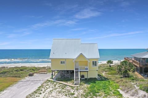 Pelican - Roadside Exterior