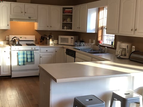 Fully equipped eat-in kitchen 