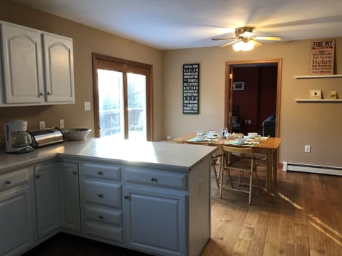 Fully equipped eat-in kitchen