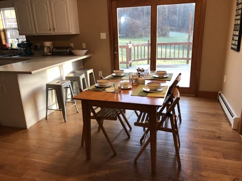 Fully equipped eat-in kitchen 
