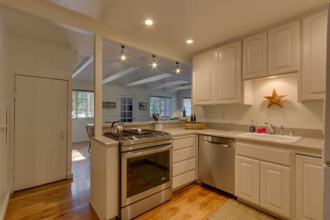 Brand new 2016 Jenn-Air gas stove with electric oven & Boche dishwasher