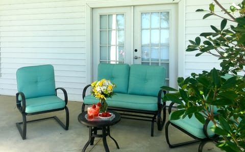 Downstairs relaxing area.  Bring your own Mint Julep !!
