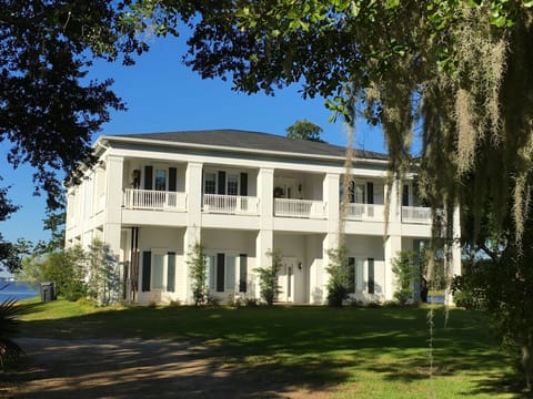 "SOUTHERN HOSPITALITY "
......... Awaits You