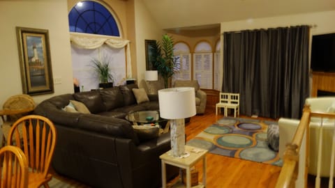 Large living area - Comfy leather sectional
