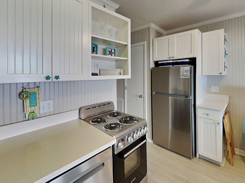 Full Kitchen w/ Stainless Steel Appliances