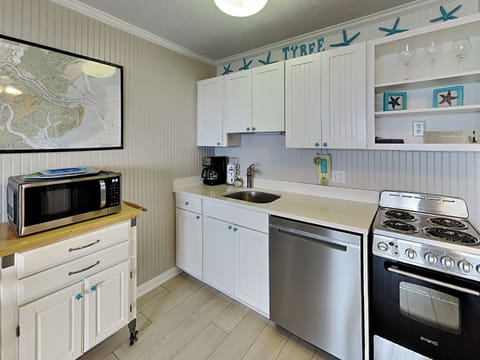 Full Kitchen w/ Stainless Steel Appliances