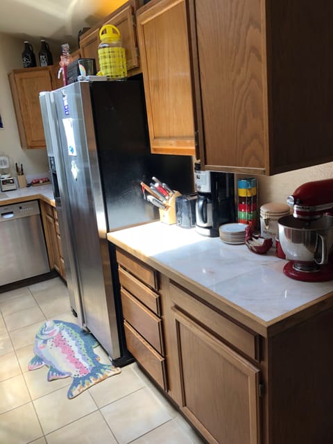 Kitchen counter/appliances 
