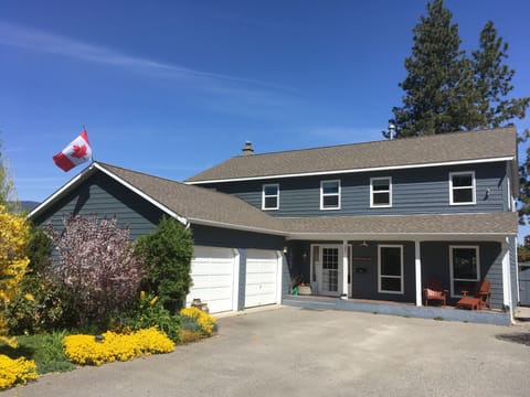 Your home away from home! Large garage - storage room for your bikes and toys. 