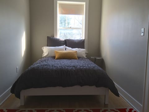 Front bedroom overlooking park with full bed.