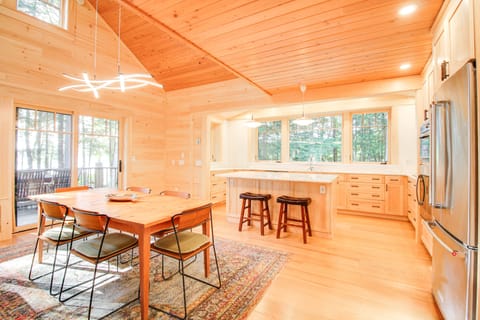 Eating & new Kitchen areas with big views of the lake & lots of sunshine.