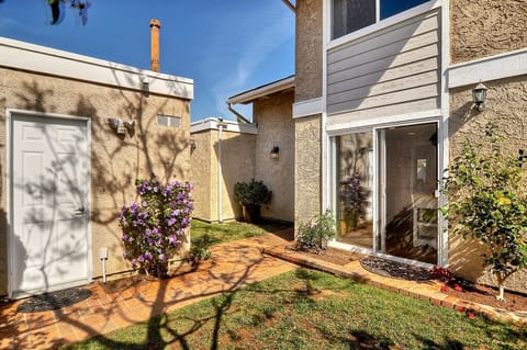 Front Entry Courtyard with Access to Kitchen STR15-0403