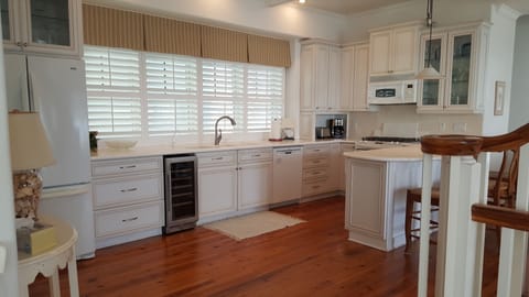 Beautiful Kitchen with wine fridge...... 