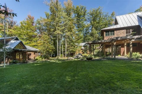 Middle yard in between all three houses.