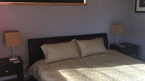 3 bedrooms, iron/ironing board, bed sheets