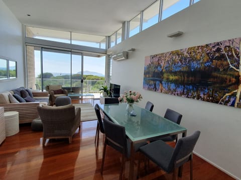 Luxury interior with dining for 6, free WiFi and flatscreen TV