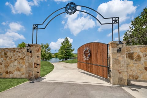 Welcome to "El Rancho Regenia"
Our family vacation home on Canyon Lake.