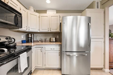 Full-sized stainless appliances, drip and kpod coffee