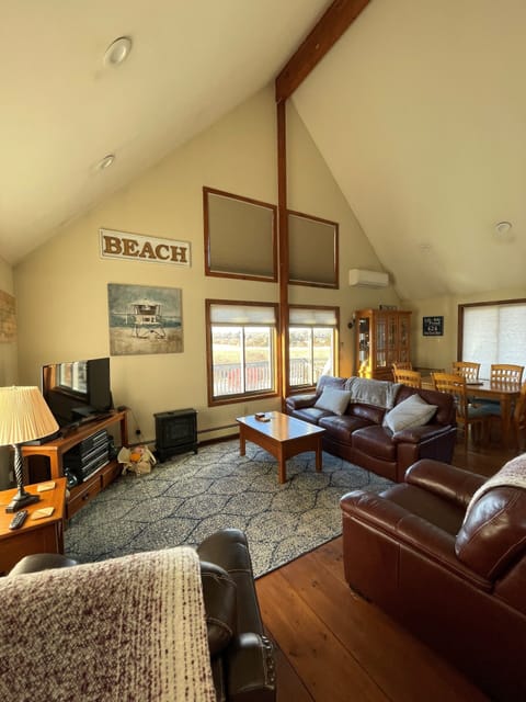 Main Floor Living room/dining area