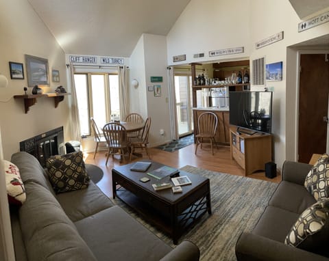 Living/Dinning Room (Table Expands to seat 6).  