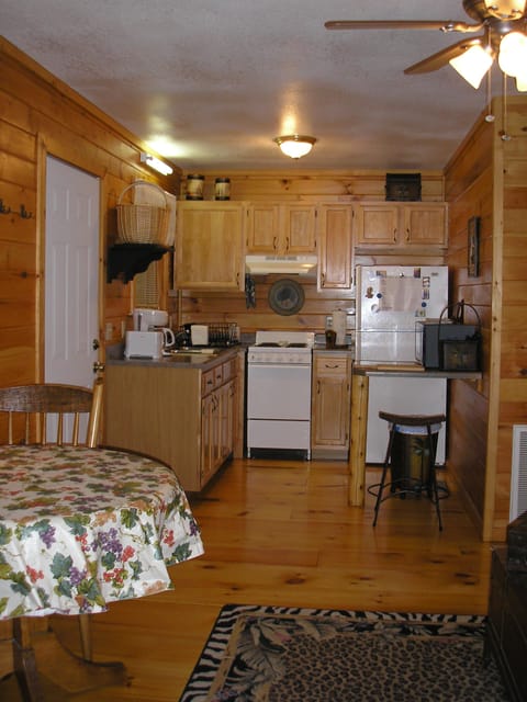 Living rm looking into kitchen