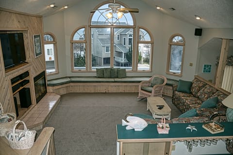 Smart TV, fireplace, DVD player, books