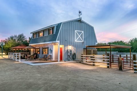 Separate fully remodeled 2000 sq ft guesthouse /sportscourt/ close to everything