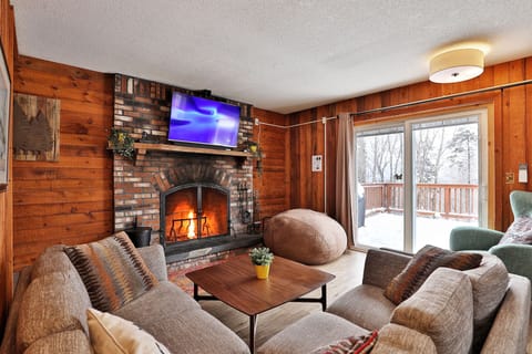 TV, fireplace, Netflix, foosball