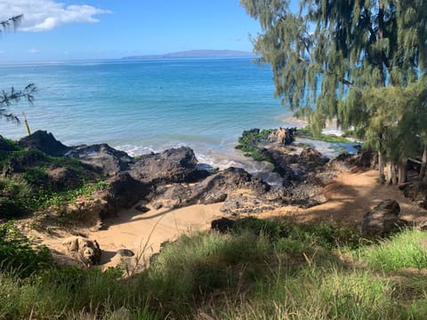 Beach nearby, sun loungers, beach towels