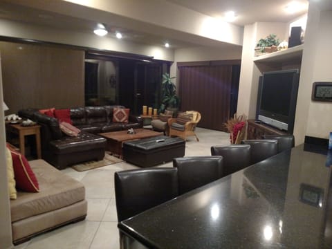Spacious Living Room and Kitchen Bar w relaxing leather bar stools