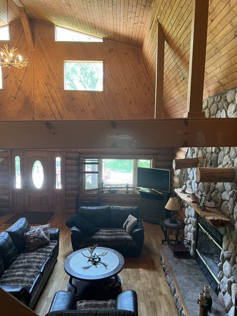 Smart TV, fireplace, DVD player, stereo