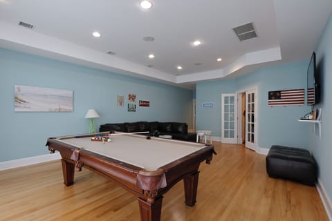 Luxurious 6 Bedroom Oceanside Home with Pool. Steps from the Beach. House in Beach Haven Crest