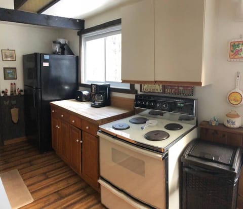 Kitchen with Coffee Machine & Stove