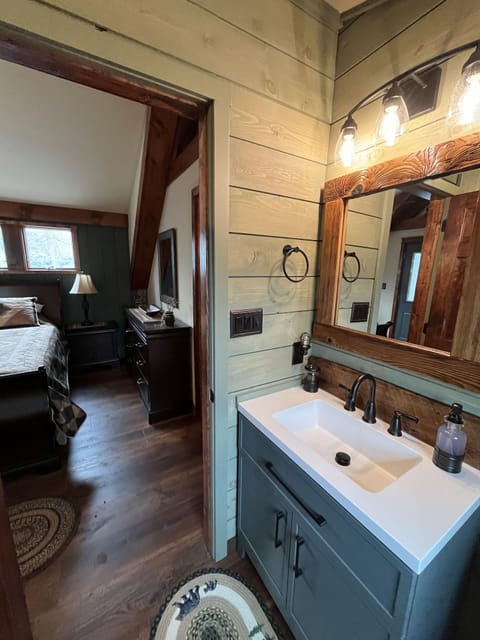 3 bedrooms, iron/ironing board, WiFi (free)