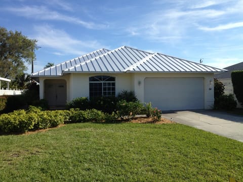Newly updated hurricane roof and windows! Quiet!