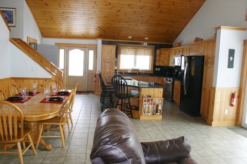 Kitchen & dining area