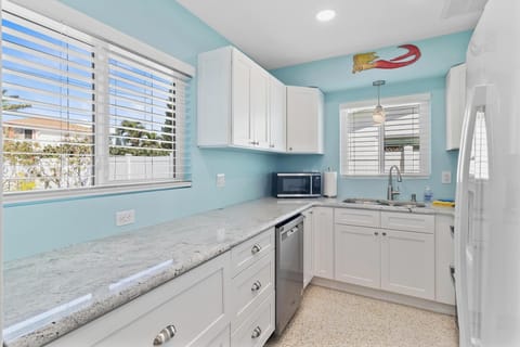Side by side fridge with water and Ice in door
