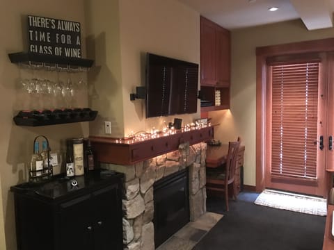Living Room. TV, Fireplace, Mini Bar, Work Station.