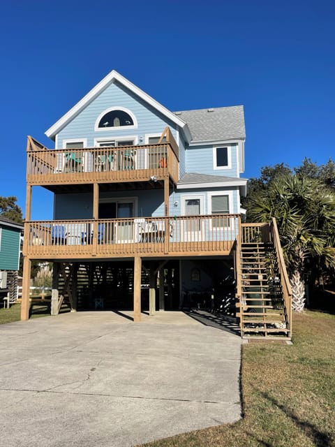 3Br 2.5 bath recently renovated home with awesome sound views