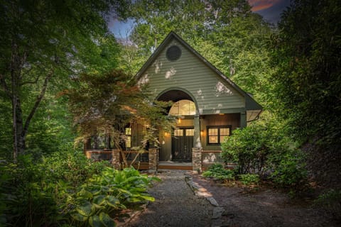 Relax, Star Gaze, and Enjoy Luxury along side Watia Creek
